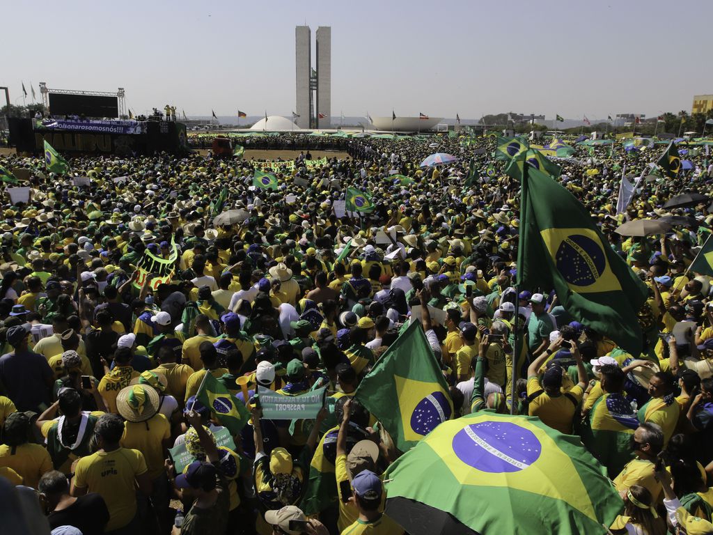 manifestantes em Brasília. O prédio do Congresso ao fundo.