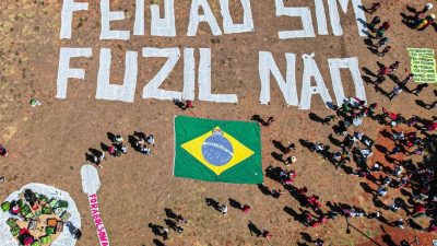 Em Brasília, frase no chão, no local do ato: Feijão sim, fuzil não.