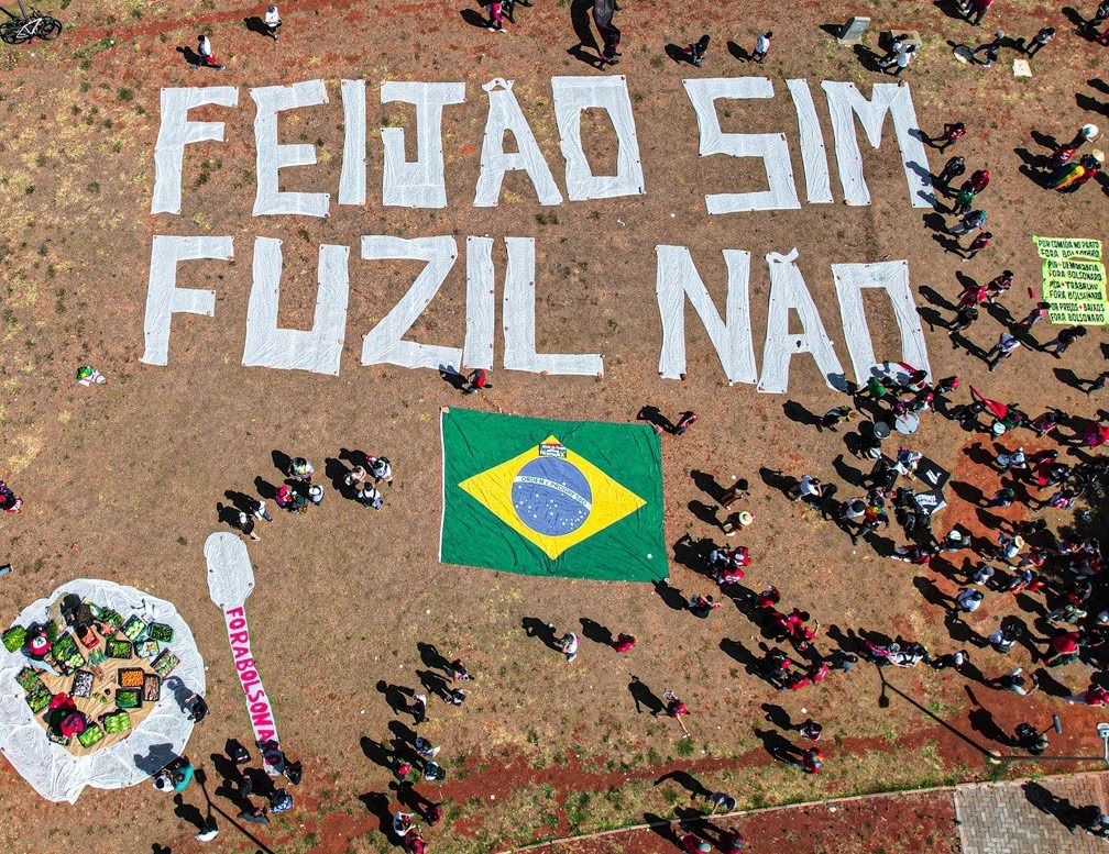 Em Brasília, frase no chão, no local do ato: Feijão sim, fuzil não.