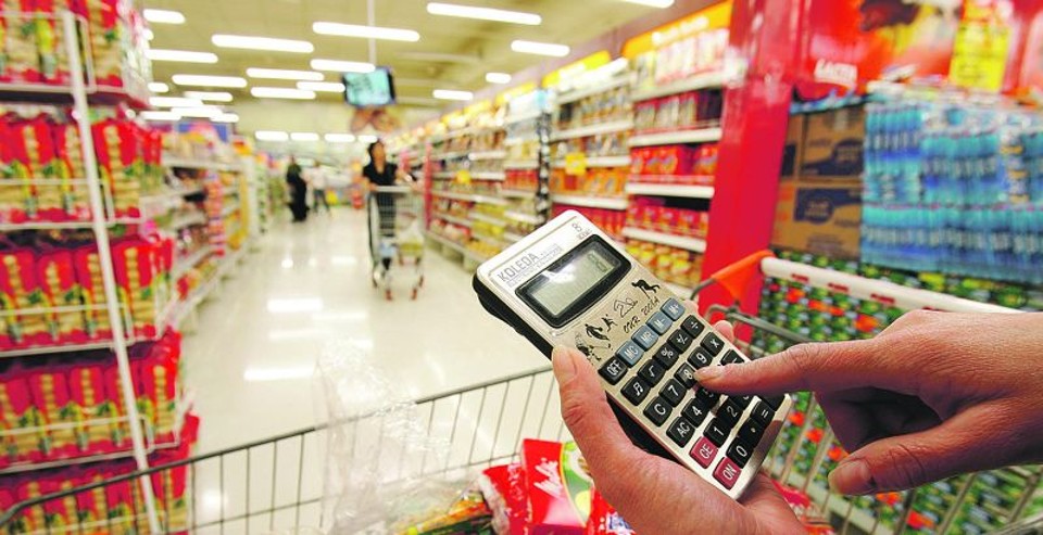Inflação: gasolina sobe 39%, álcool 62% e cesta básica empata com salário mínimo