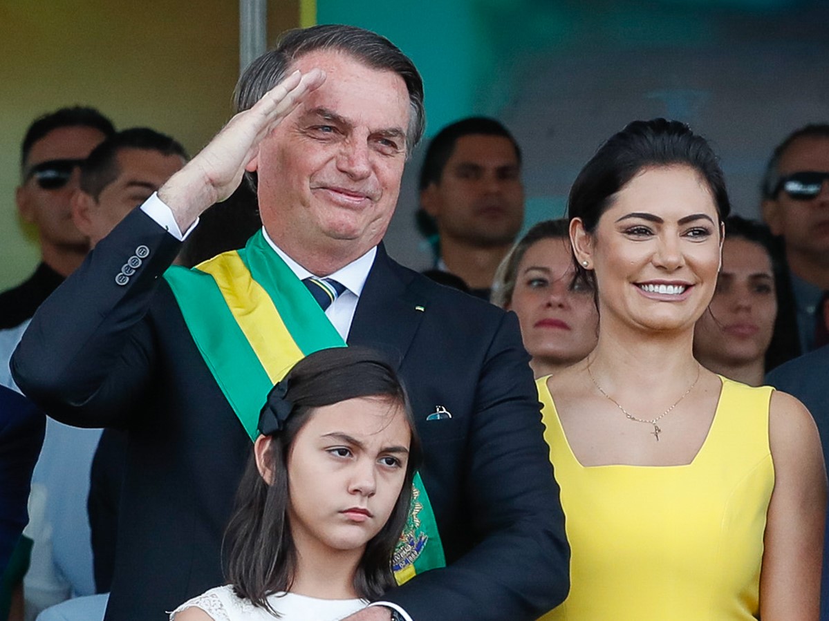 Laura Bolsonaro planta árvore e reduz déficit ambiental do governo do pai