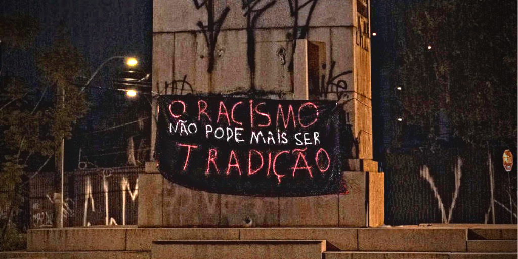 Homenagens a escravagistas em Porto Alegre são alvo de intervenção simbólica