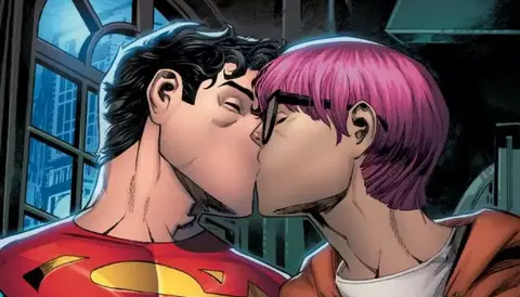 Superman beija um rapaz