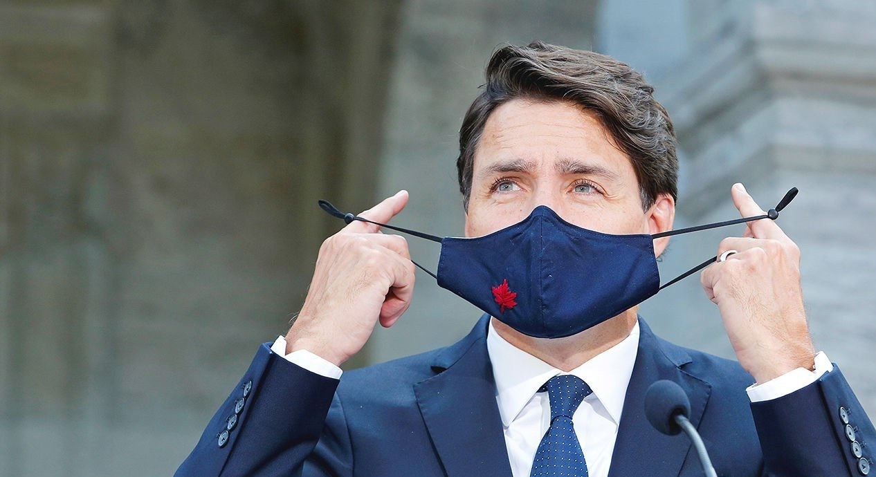 Foto de Trudeau colocando uma máscara