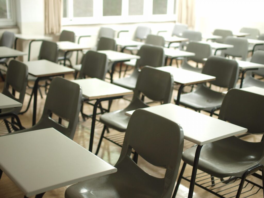 Os profissionais da educação em perigo: listas de escolas particulares criminosas de Salvador correm pela internet