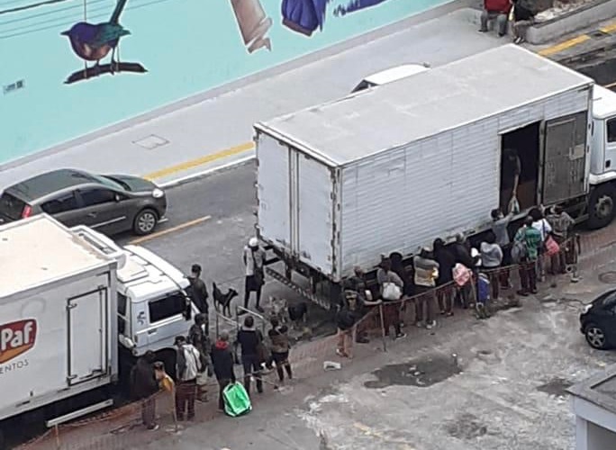 Da janela, moradora registra pessoas em fila para comprar ossos em Petrópolis (RJ)