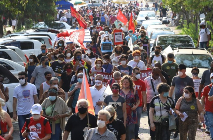 foto mostra uam caminhada, com cerca de 150 a 200 pessoas, em uma rua próxima à Alesp