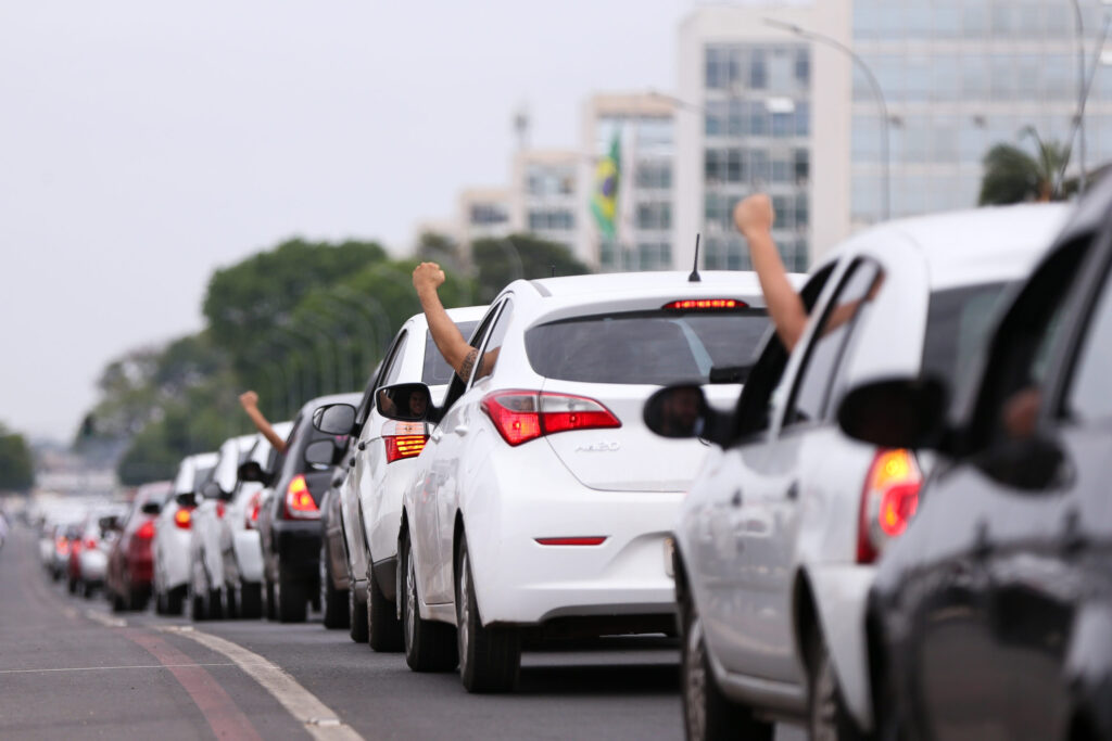 “Seja o seu próprio chefe”? Uber terá que assinar carteira de trabalho no Brasil, sob pena de multa milionária