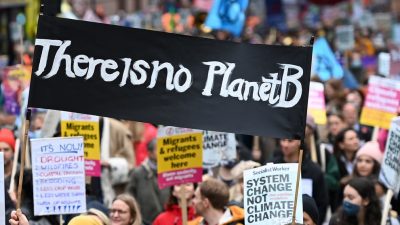 Faixa em protesto: There is no Planet B