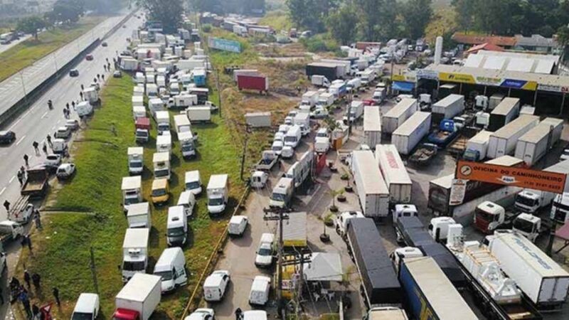 Huelga de camioneros cuestiona la privatización de Petrobras