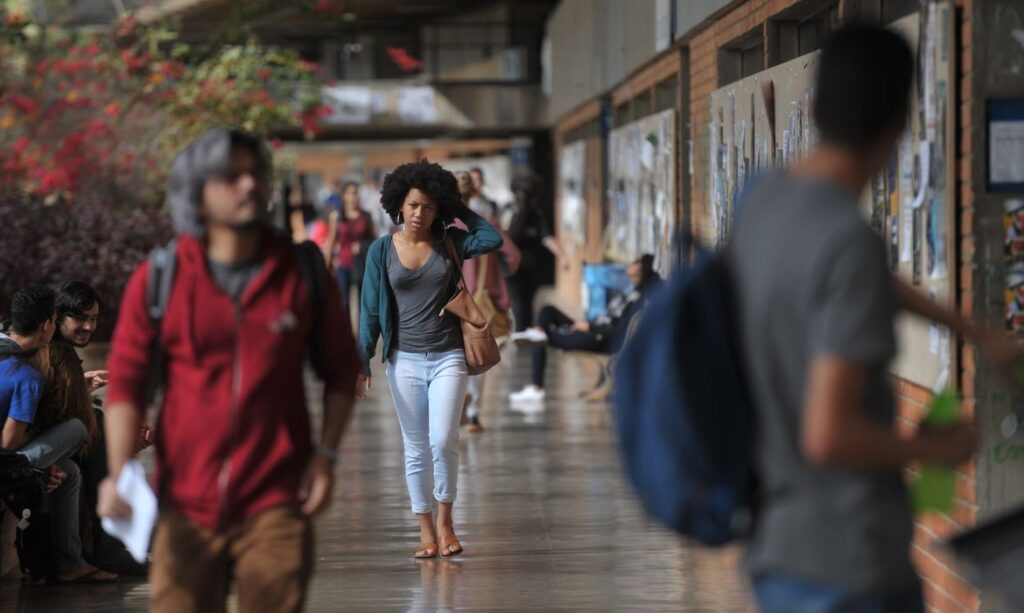 Entrar, permanecer, enegrecer. Afronte pauta nas universidades compromisso com a defesa da lei de cotas