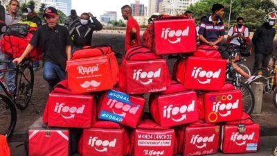 várias caixas vermelhas de entrega com as marcas das empresas são empilhadas em ato dos entregadores em são paulo