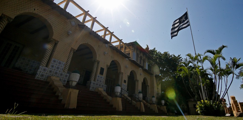 A venda do Botafogo: um alerta sobre o futuro do futebol