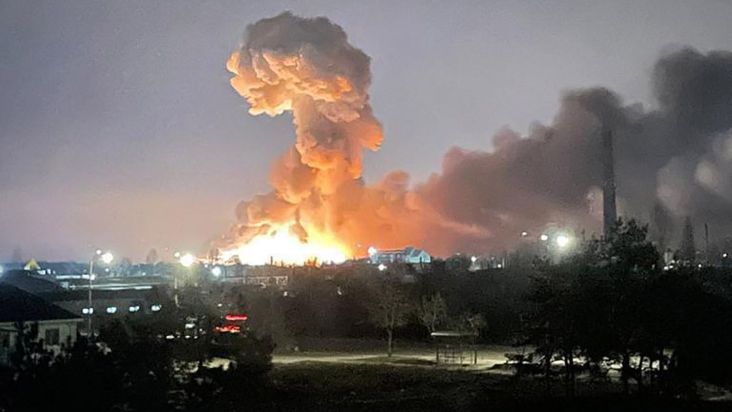Explosão é vista na capital ucraniana de Kiev na quinta-feira, 24 de fevereiro