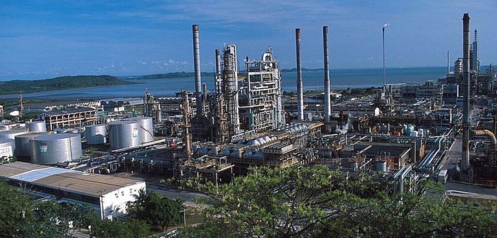 Refinaria privatizada vende gasolina 38 centavos mais caro do que a Petrobrás