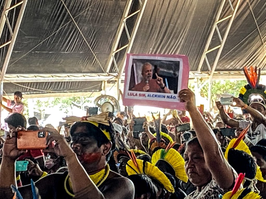 Mulher indígena segura cartaz escrito Lula sim, alckmin não
