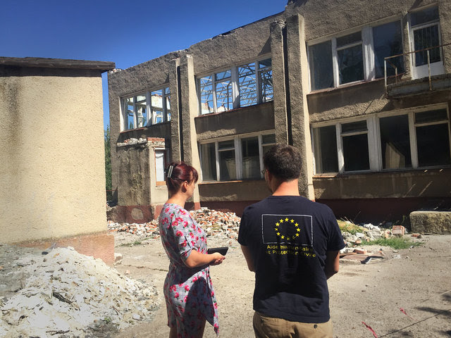 Civis olham a destruição dos conflitos na Ucrânia