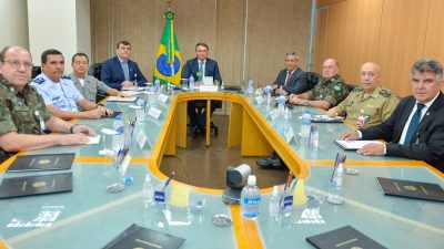 Foto mostra uma mesa, em U, com Bolsonaro ao centro e militares ao seu redor. Só há homens na foto.