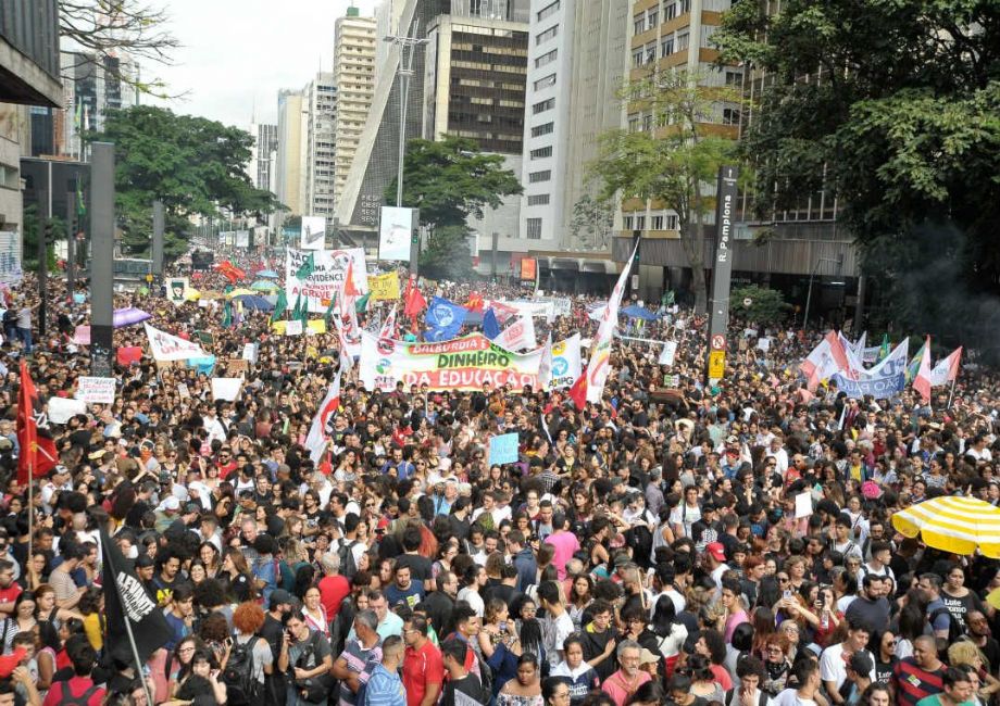 Derrotar Bolsonaro nas urnas e o golpismo nas ruas
