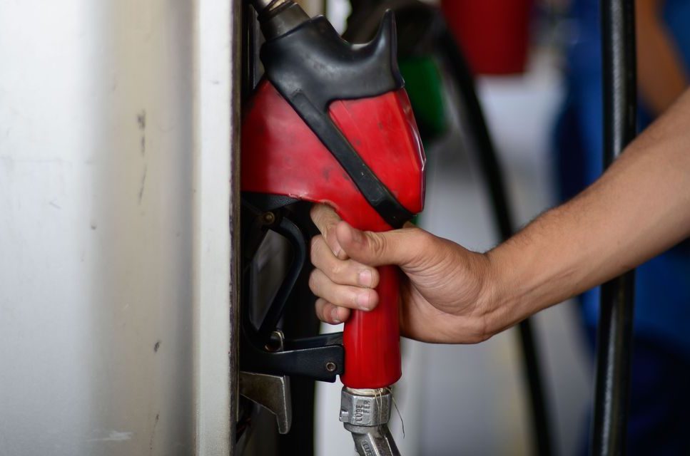Com refinarias privatizadas, gasolina custaria 19% e diesel 12% acima dos preços atuais