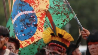 bandeira com simulação de sangue em manifestação a favor dos povos indígenas