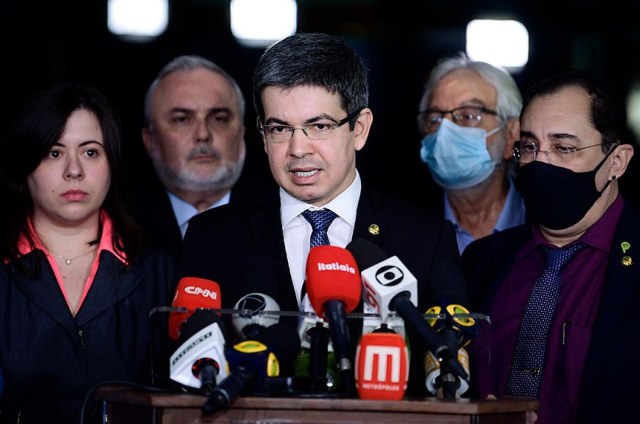 Oposição consegue assinaturas e governo tenta manobras para impedir CPI do MEC
