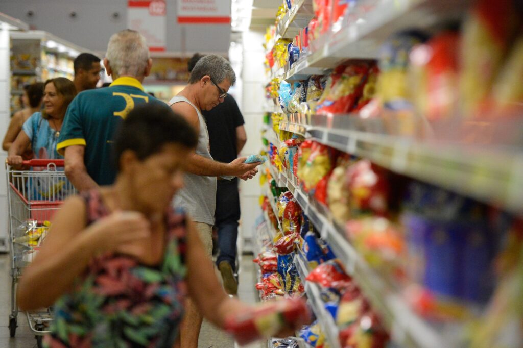No Brasil de Bolsonaro, cesta básica consome 59% do salário mínimo