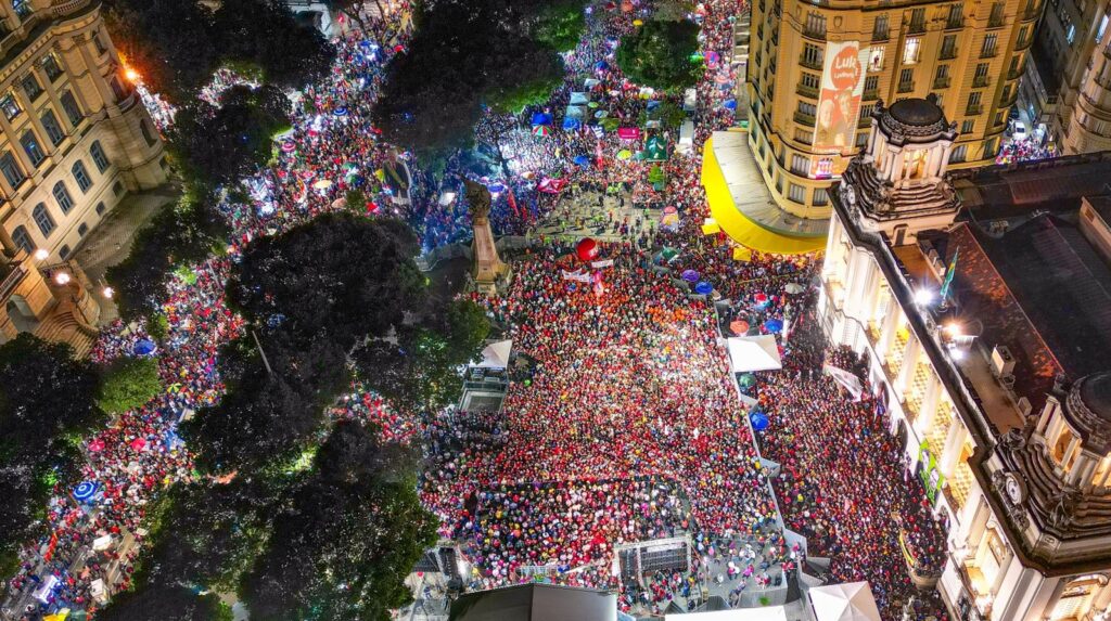 Cinelândia lotada mostra o caminho para a campanha Lula