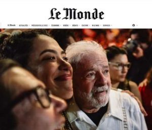 Taliria, Tarcisio e Lula posam para foto, com os olhos marejados. foi saiu no jornal Le Monde