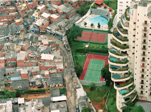 A foto da favela de Paraisópolis ao lado de um condomínio do Morumbi realizada pelo fotógrafo Tuca Vieira em 2004 passou a ser uma das mais claras imagens da desigualdade social no Brasil.
