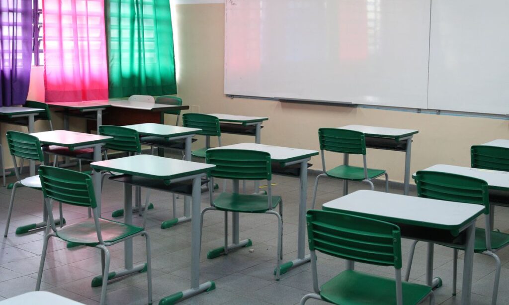O feitiço do tempo: A pluralidade dos tempos, o tempo relativo e o tempo da educação escolar