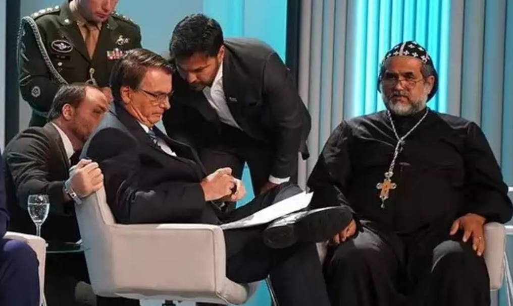 O padre e a porta entreaberta