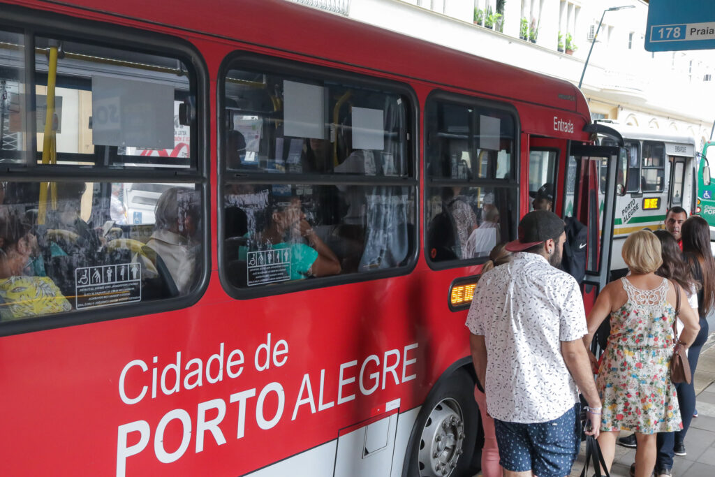 Prefeito de Porto Alegre suspende passe livre no transporte no dia da eleição