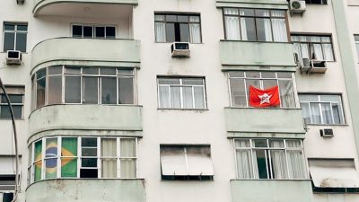 Bandeiras de Lula e do Brasil em janelas de prédio