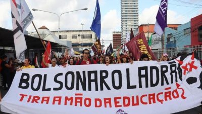 Estudantes lotam as ruas do centro de Aracaju