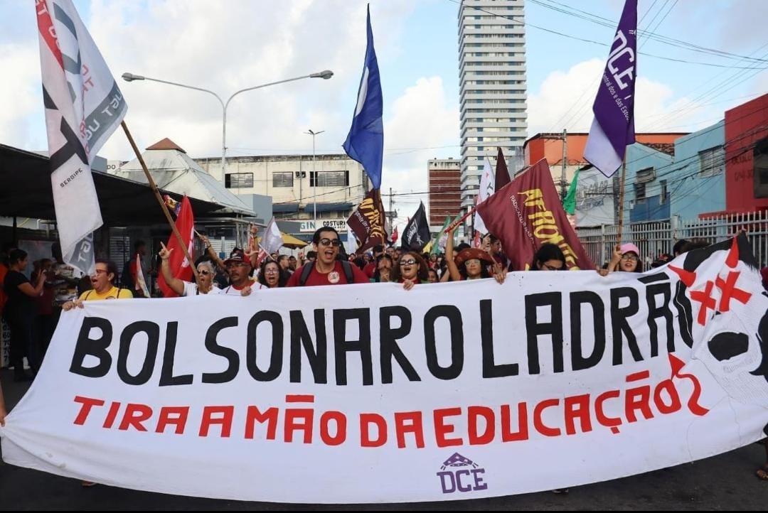 Estudantes lotam as ruas do centro de Aracaju