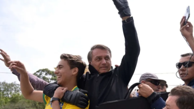 Nikolas Ferreira e Jair Bolsonaro durante uma motociata em Poços de Caldas, Minas Gerais