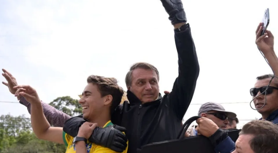 Nikolas Ferreira e Jair Bolsonaro durante uma motociata em Poços de Caldas, Minas Gerais