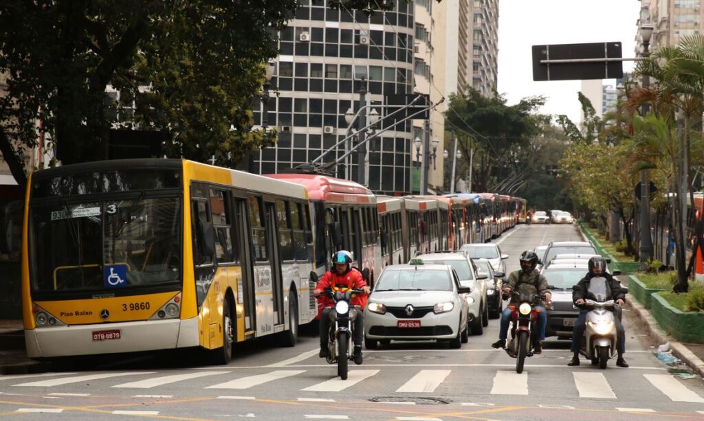 Randolfe aciona STF para garantir passe livre no dia das eleições