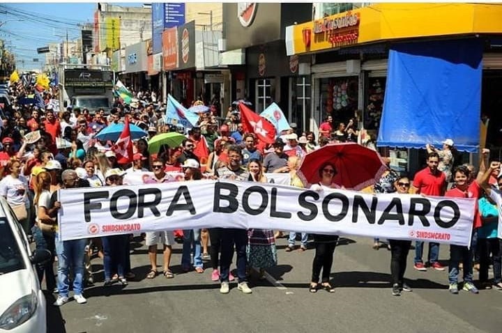 Faixa Fora Bolsonaro com manifestantes