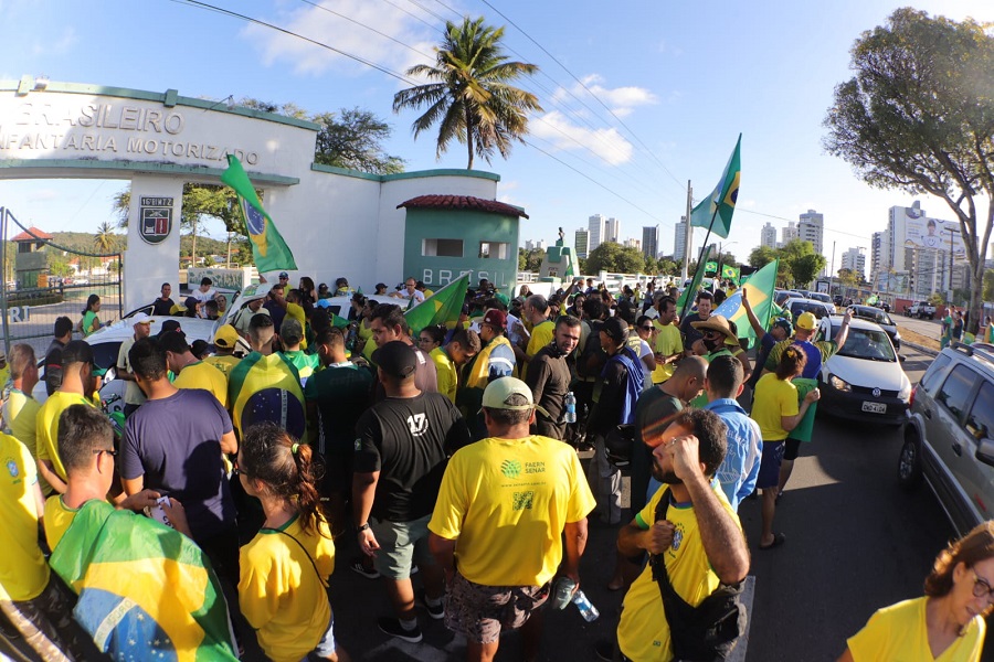 Apoiadores de Bolsonaro congestionam o trânsito na Hermes da Fonseca (RN)