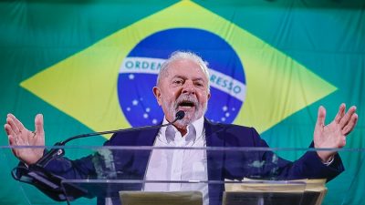 Lula com bandeira do Brasil ao fundo