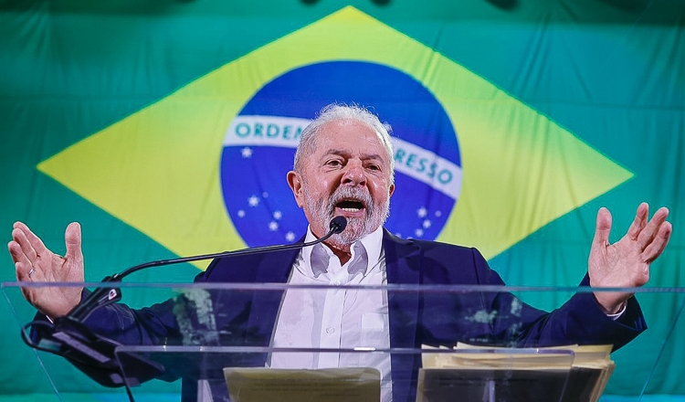 Lula con la bandera brasileña al fondo