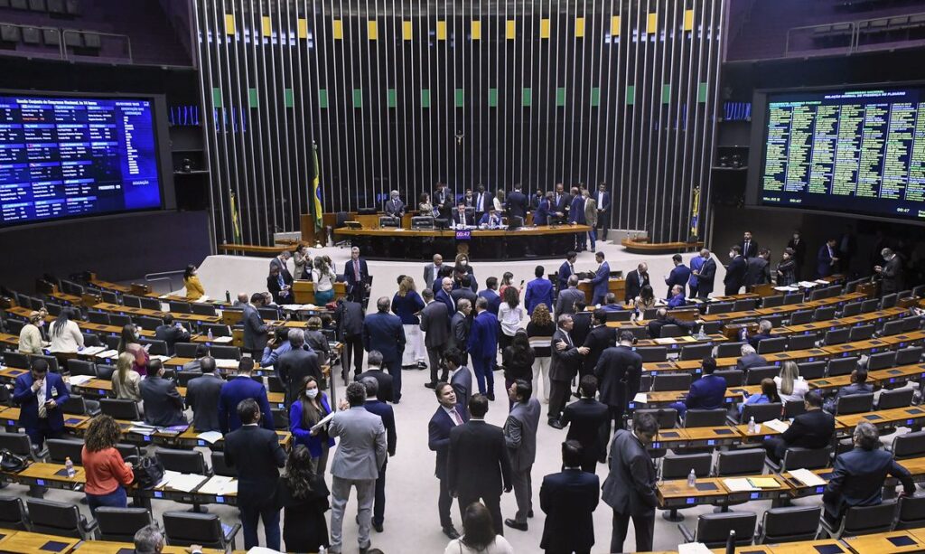 Confira os deputados que votaram contra a PEC de Transição