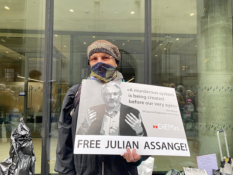 Grandes jornais do mundo se manifestam pelo fim da perseguição a Julian Assange