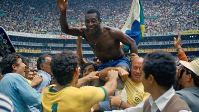 Pelé é carregado pelos torcedores no gramado do estádio Azteca após o Brasil vencer a Itália e conquistar o tricampeonato