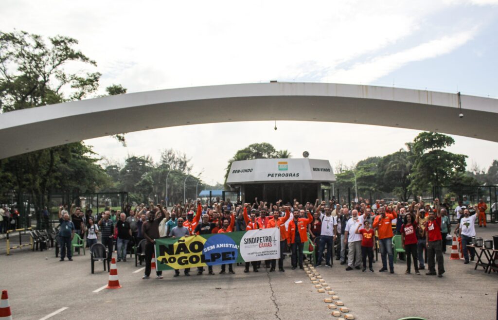 Petroleiros realizam manifestação na REDUC contra o golpe