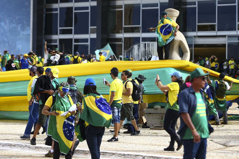 É preciso enfrentar o bolsonarismo com organização e mobilização social