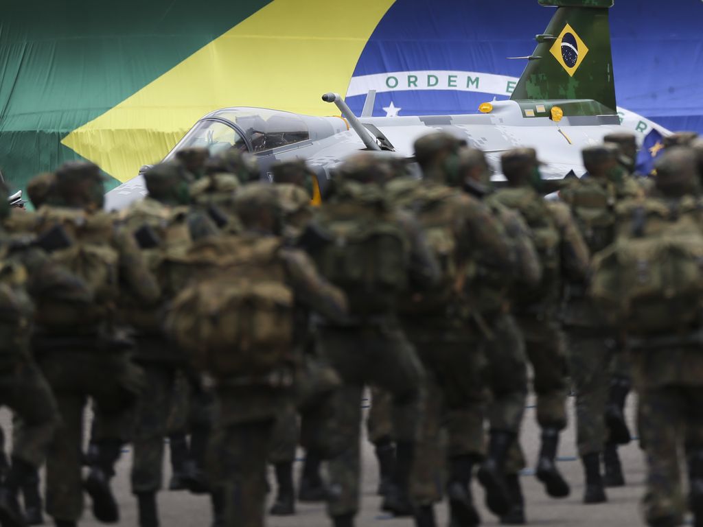 Por que militares golpistas devem ser julgados pela Justiça Civil?