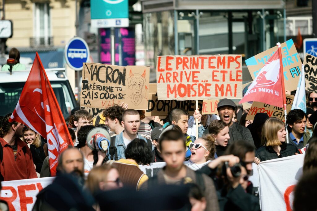 Depois do decreto 49.3 e da rejeição das moções de censura, a verdadeira democracia está nas ruas: nos livremos de Macron e de sua reforma